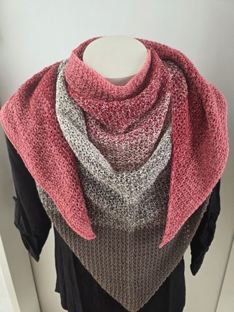 Gehäkelter Dreieckschal pink/grau/braun