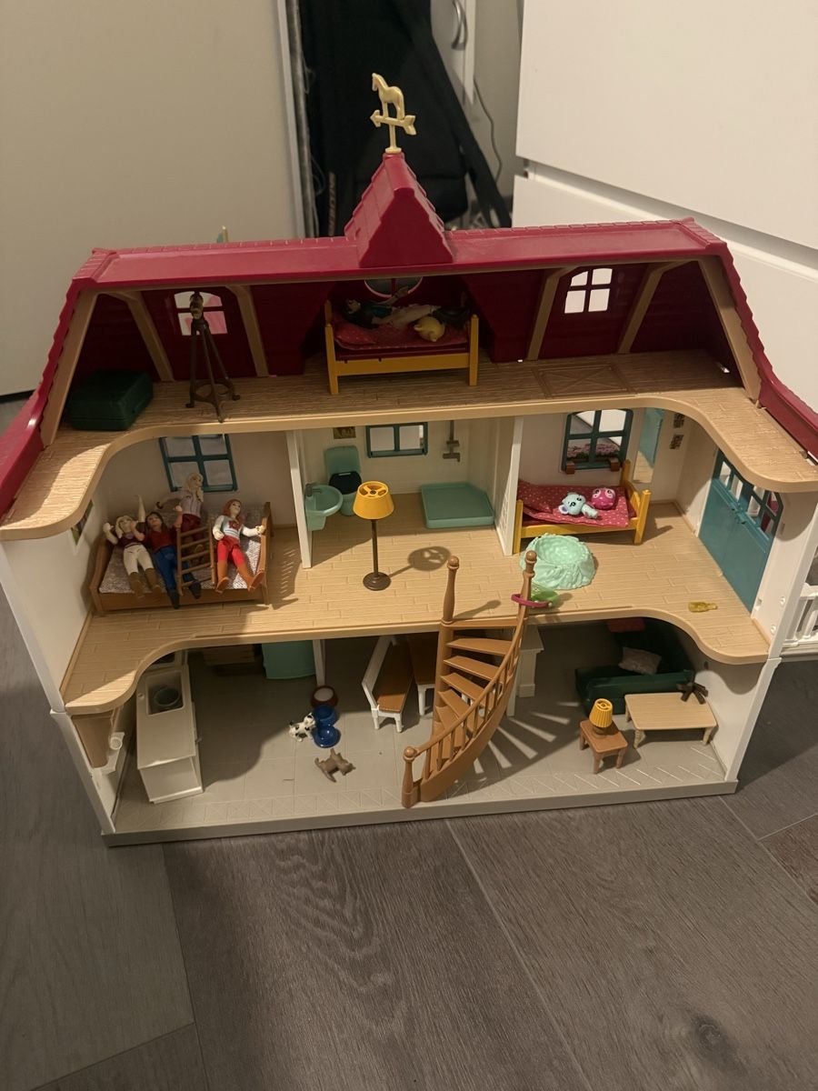 Schleich Case e mobili per bambole: Schleichhaus und Stall – Usato da Attiswil venduto da maialina 1