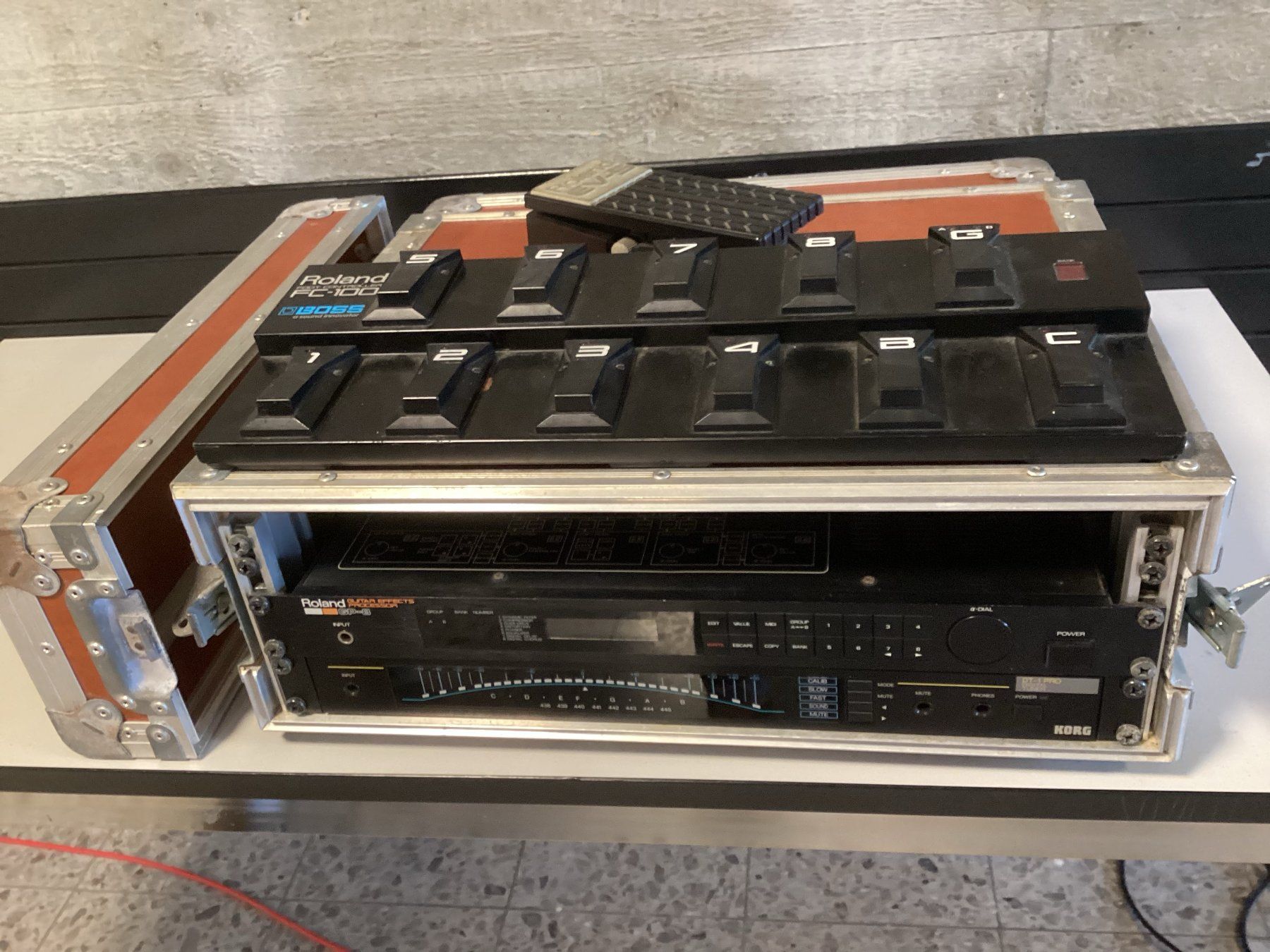 Strumenti musicali: ROLAND Guitar Effects Processor GP-8 / KORG Tuner DT-1 pro – Usato da Birsfelden venduto da Murfy