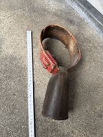 Alte Ziegen- Kuh- Glocke mit rotem Holzriemen