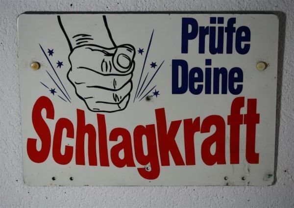 Schilder: Aluminiumschild Prüfe deine Schlagkraft – Gebraucht aus Birrwil von brandschatz_birrwil