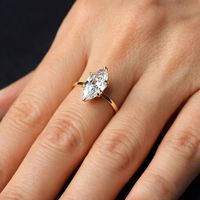 Ring mit funkelndem Stein im Marquise-Schliff