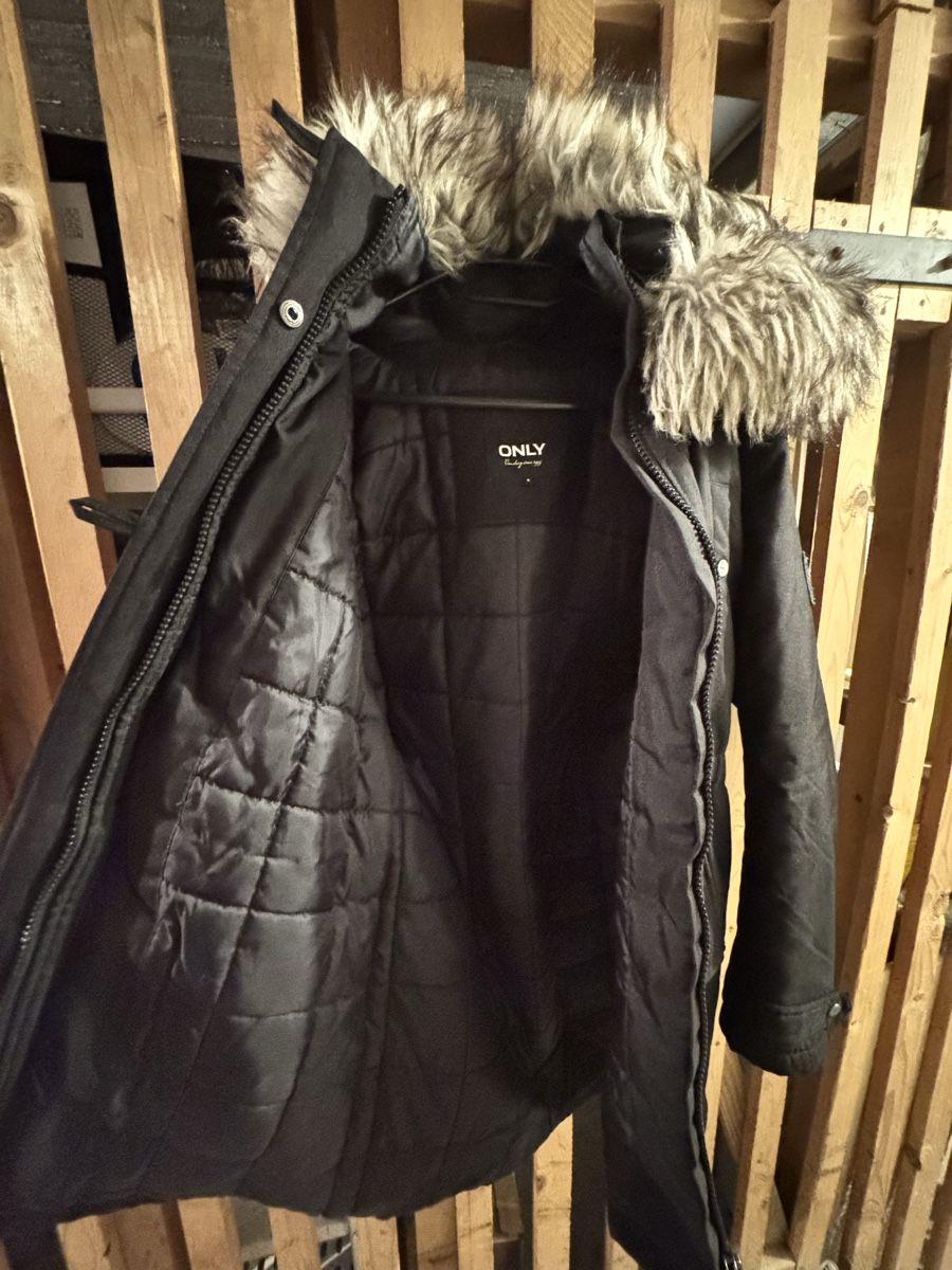 Only Jacken: ONLY Winterjacke mit Kapuze schwarz – Gebraucht aus Niederurnen von sel_z2wg 1