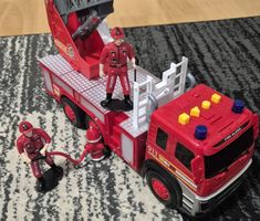 Feuerwehrauto Spielzeug mit Figuren neuwertiger Zustand