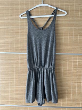Sommerlicher Jumpsuit in Grau - ideal für warme Tage!