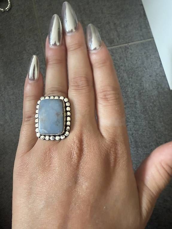 Anelli: Silberfarbener Ring mit blauem Stein – Usato da Chur venduto da van_6qs7