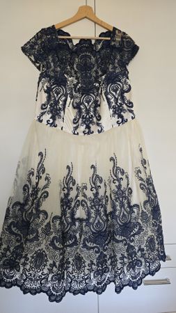 Kleid Marke Chi Chi mit Spitze  und Tüll gr 50