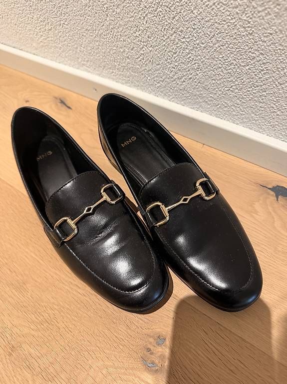 Scarpe da donna: Leder Loafer von Mango Gr. 38 – Usato da Männedorf venduto da Dinaquati