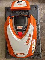 Tondeuse robot Stihl avec son garage et les accessoires