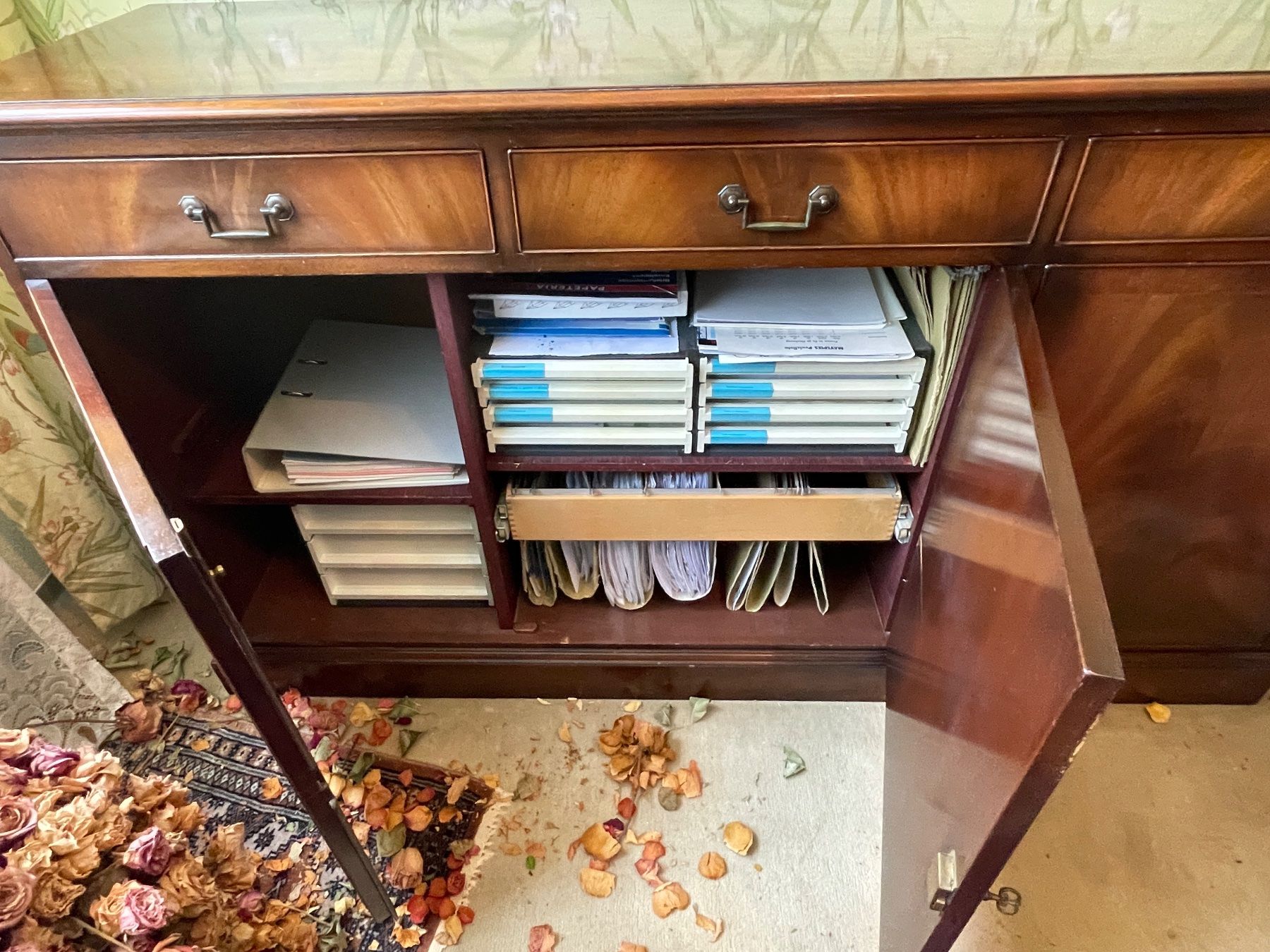 Cassettiere: Antikes Sideboard oder Kommode aus Nussbaumholz – Usato da Volketswil venduto da rubin74 4