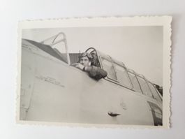Schwarz-Weiss Fotografie Pilot im Cockpit Flugzeug RA