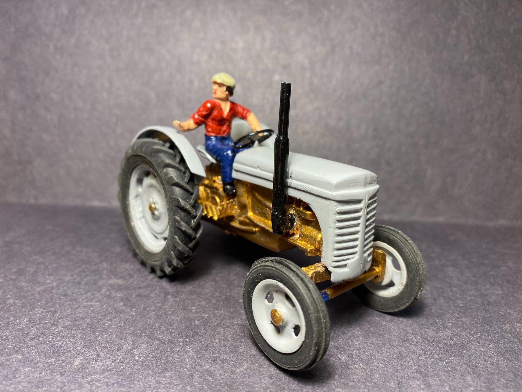 Massey Ferguson Modellini d'auto: Ferguson TE 20 Oldtimer Traktor mit Figur Handmade 1:32 – Usato da Spiez venduto da Mlandcruiser 6