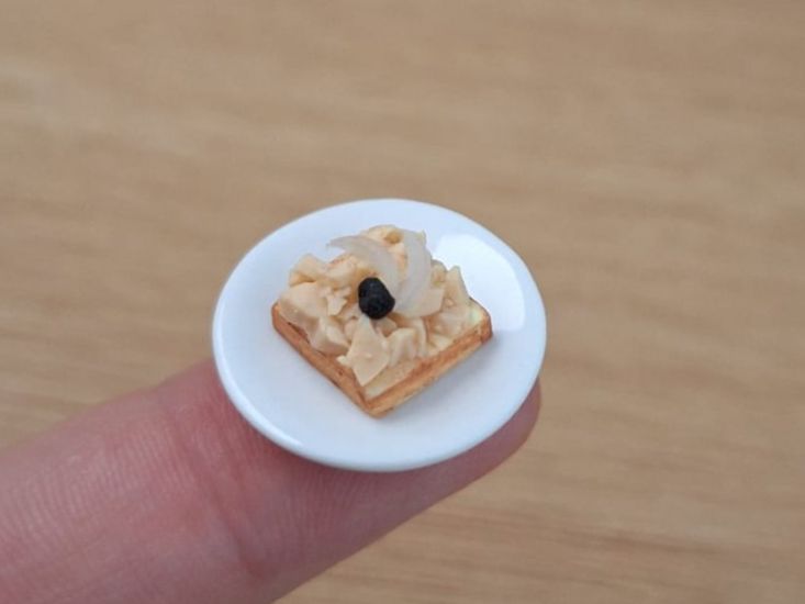 Case e mobili per bambole: Ton Canape auf Keramik Teller, Handmade – Nuovo (secondo la descrizione) da Zürich venduto da HandmadeTinyFood