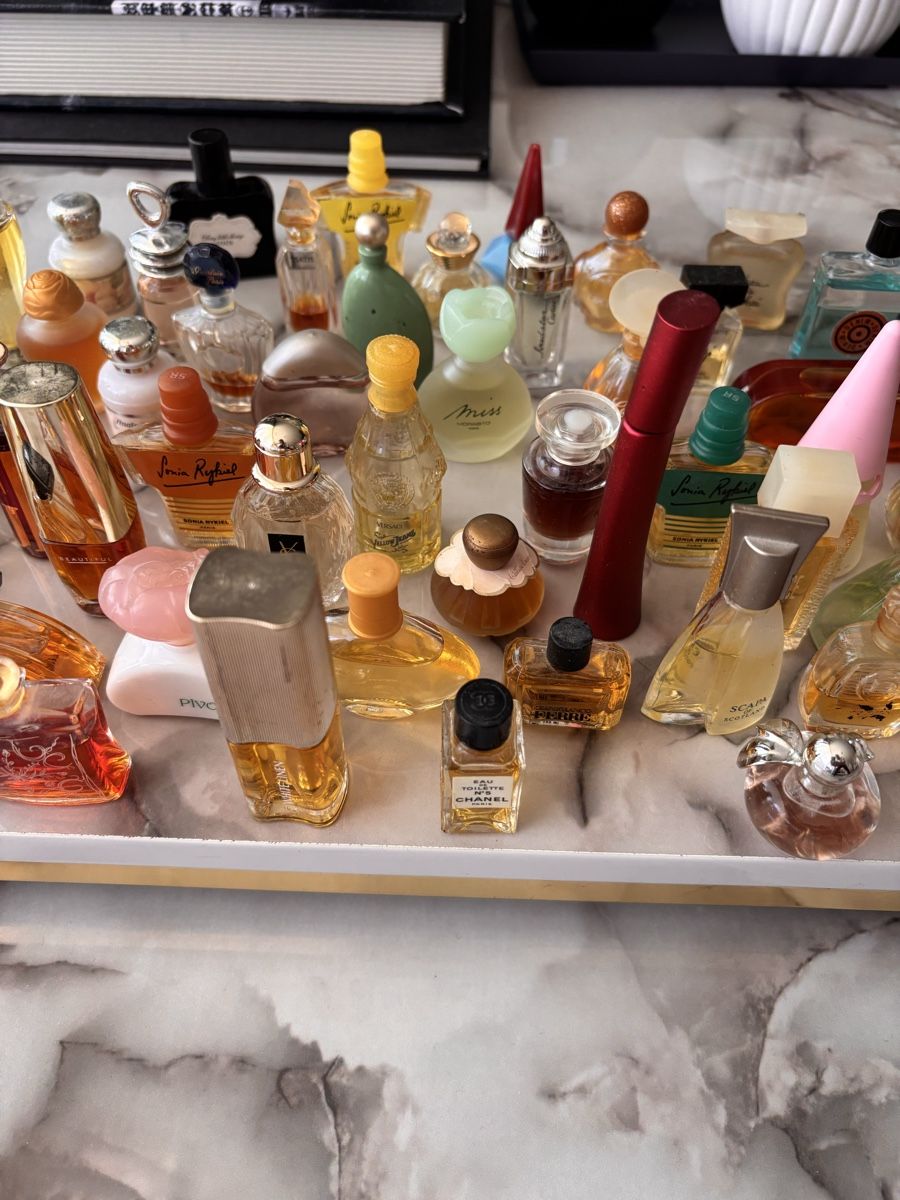 Profumi & Eau de Toilette: Vente exclusive de flacon miniatures de parfum – Nuovo (secondo la descrizione) da Bussigny venduto da Bushis 1