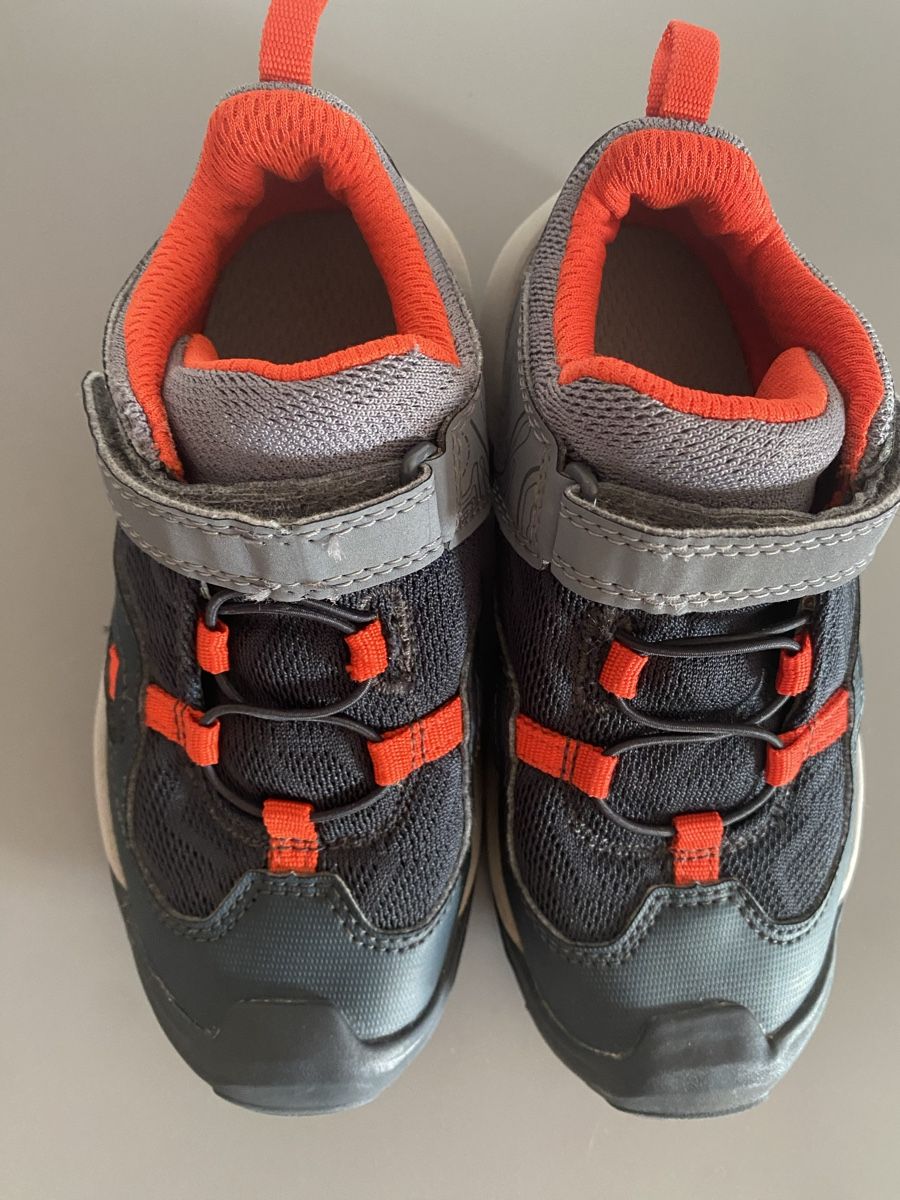 Decathlon Chaussures garçon: Turnschuhe 27 – D'occasion à Biberen par Flocke83