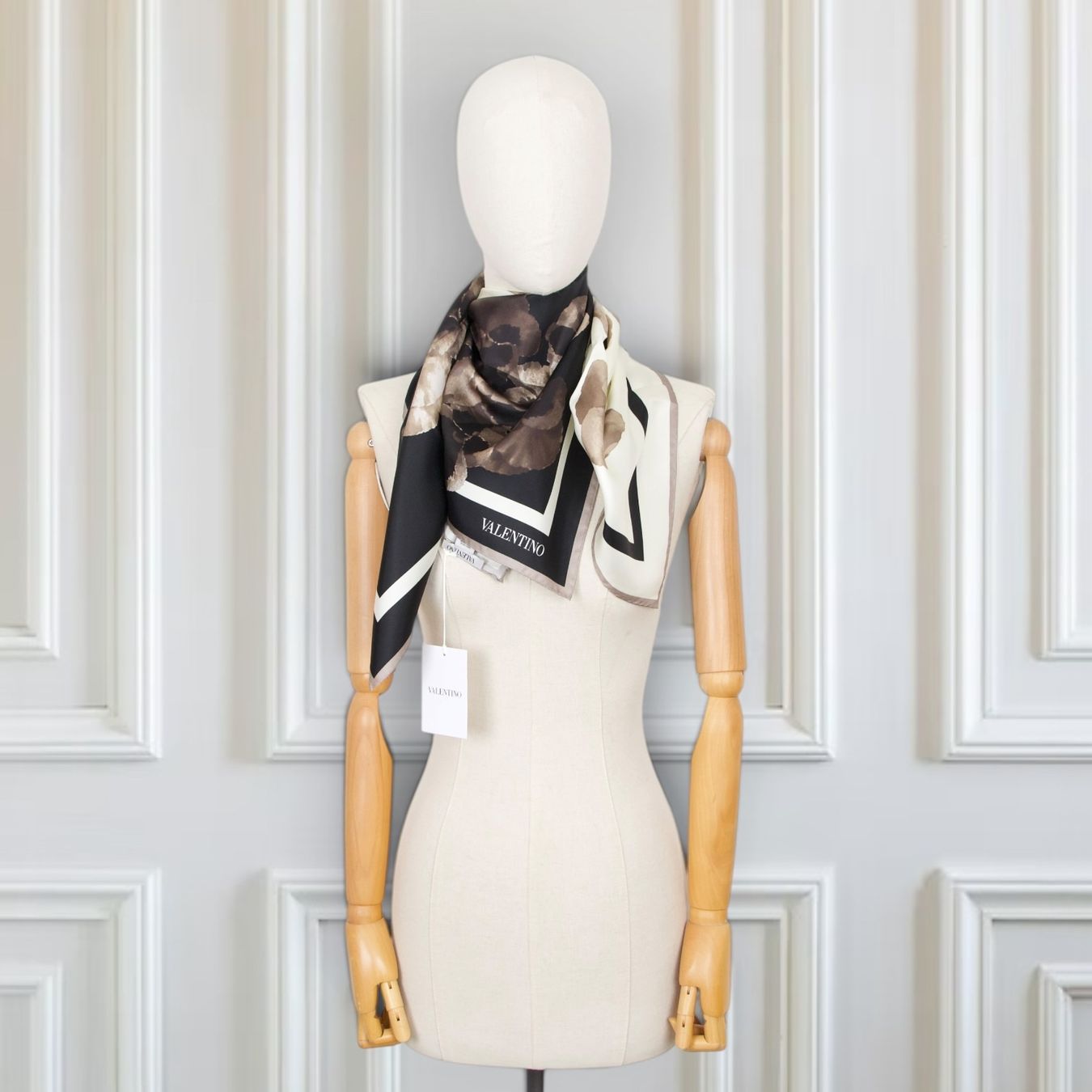 Valentino Foulard & Sciarpe: Valentino Seidentuch schwarz/crème – Usato da Binningen venduto da Designerlabels 1