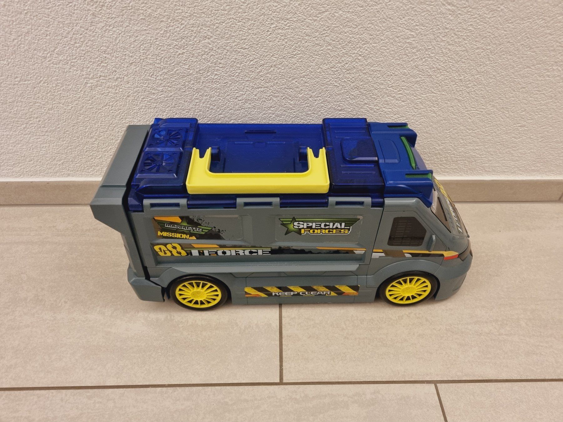 Giocattoli: Spielzeugauto Transporter mit Rampe und Tragegriff – Usato da Niederwil SG venduto da Excentia