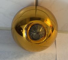 Antike, goldfarbige Biedermeier-Kugel