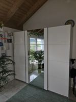 White sliding door wardrobe /  Schwebetürenschrank