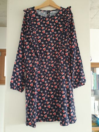 Kleid mit Blumen Gr. 146/152