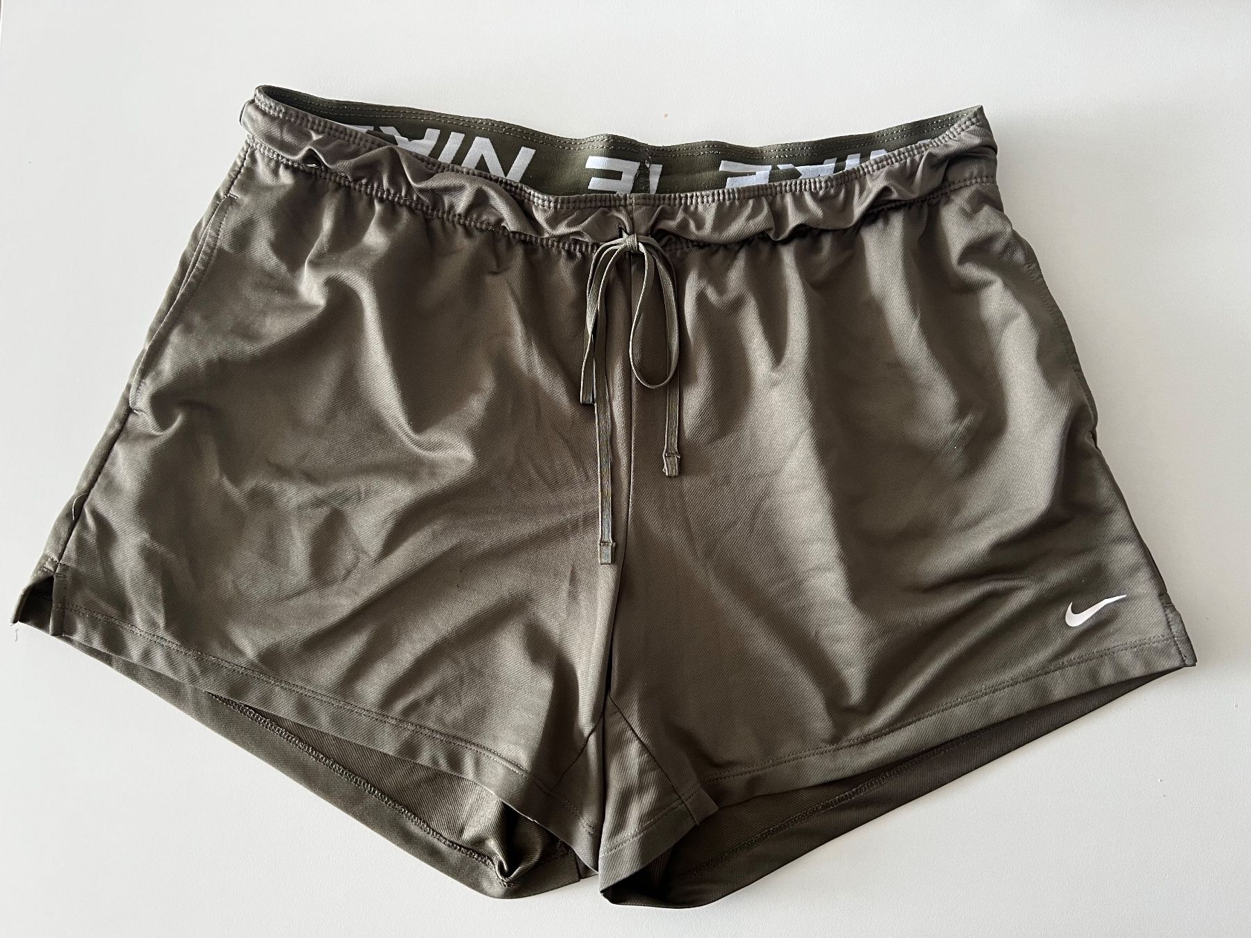 Nike Pantaloni: Nike Dri-FIT Shorts Damen – Usato da Lenzburg venduto da impulsive-buyer