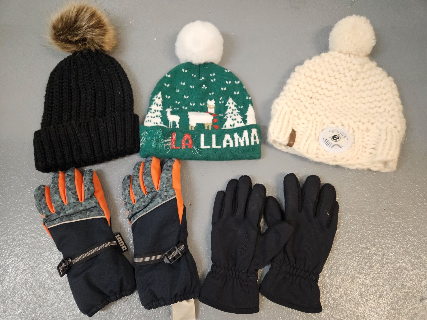 Lotti di vestiti: Wintermützen und Handschuhe – Usato da Wangen ZH venduto da tulipe55