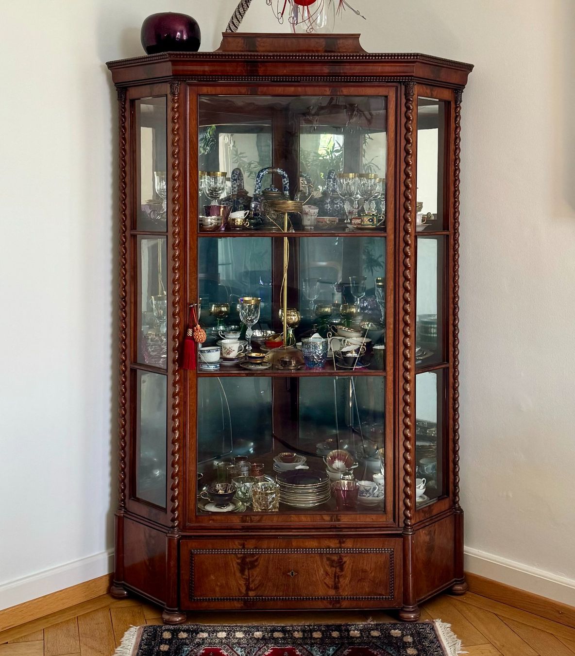 Vetrine: Grosse Mahagoni Eck-Vitrine ca. 1860/70 – Usato da Zürich venduto da kasiaf 1