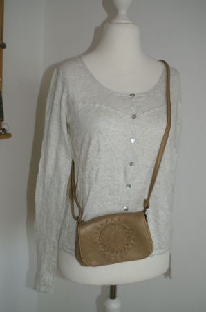 Kleine Umhänge Tasche von Billa Bong, in taupe