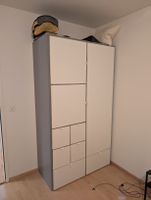 Grauer Kleiderschrank mit weissen Fronten