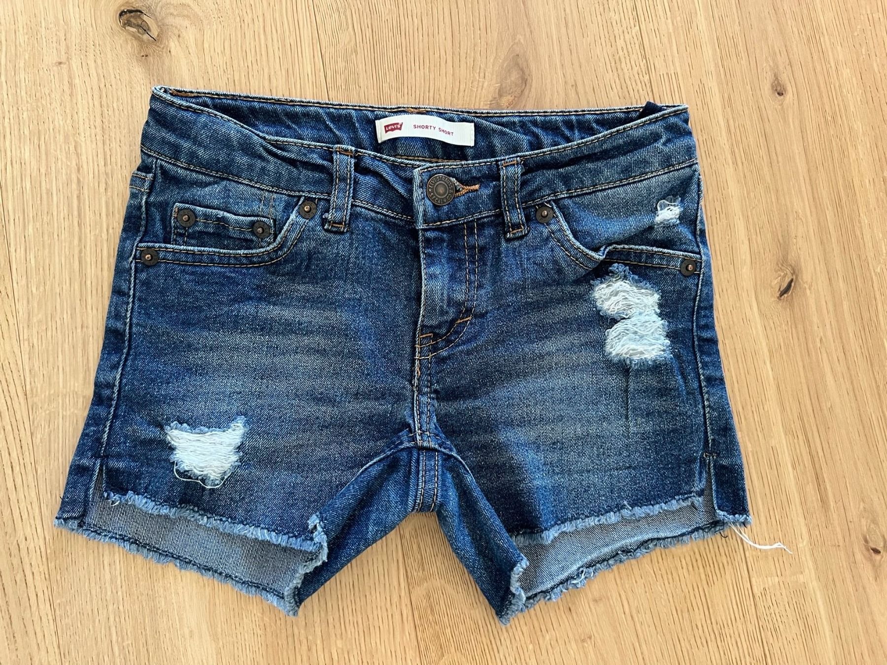 Pantalons: Jeans Shorts LEVI'S Gr.8 – D'occasion à Canobbio par miro002
