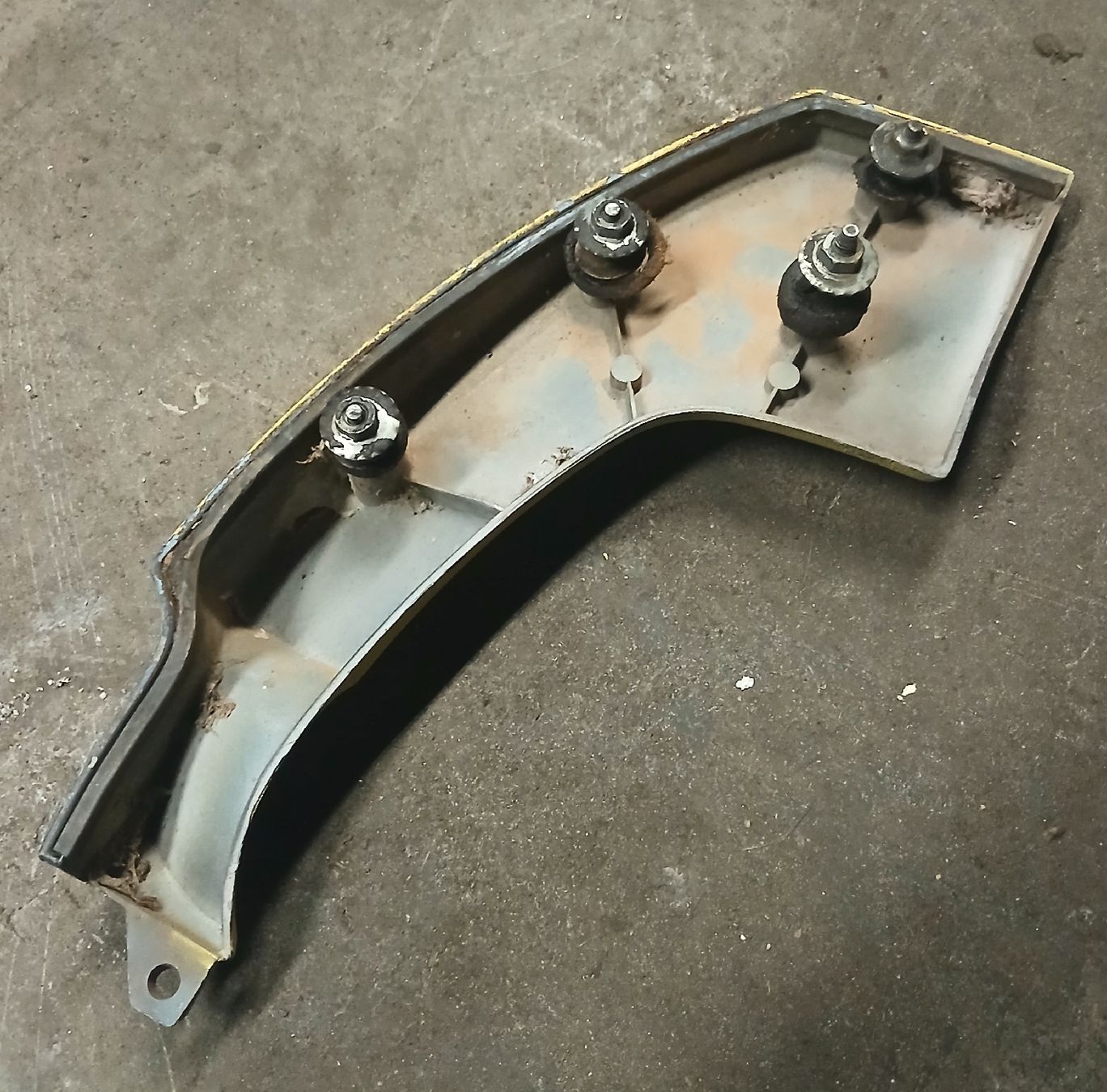 Ford Tutti pezzi di ricambio auto: Moulure arrière Ford Mustang 1971 – Usato da la heutte venduto da Auto-stock 1