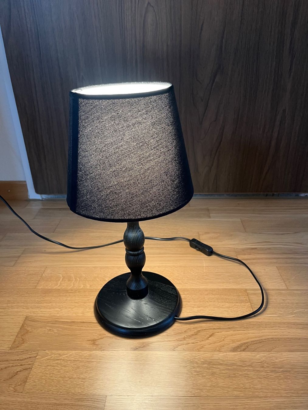 Ikea Lampade: Nachttischlampe, Ikea, schwarz, Holz – Usato da Zürich venduto da ale_6dmr