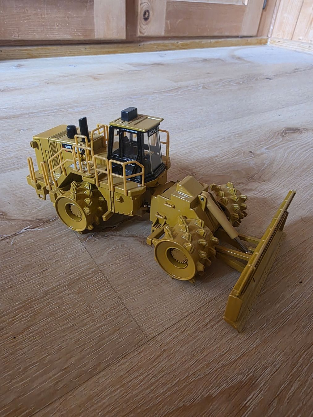 Caterpillar Kit di modellismo & Modellini statici: Caterpillar Raddozer 1/50 – Usato da Mosnang venduto da Fischli730