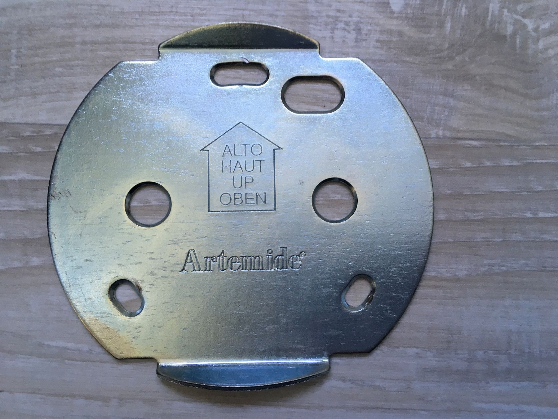 Supporti a parete: Artemide Wandhalter aus Metall – Usato da Freienwil venduto da Hubi030 3