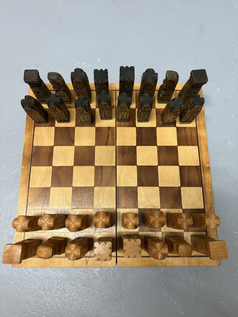 Spiele: Handgeschnitztes Schachspiel aus Holz - Einzigartiges Design – Gebraucht aus Brüttisellen von stanos 3
