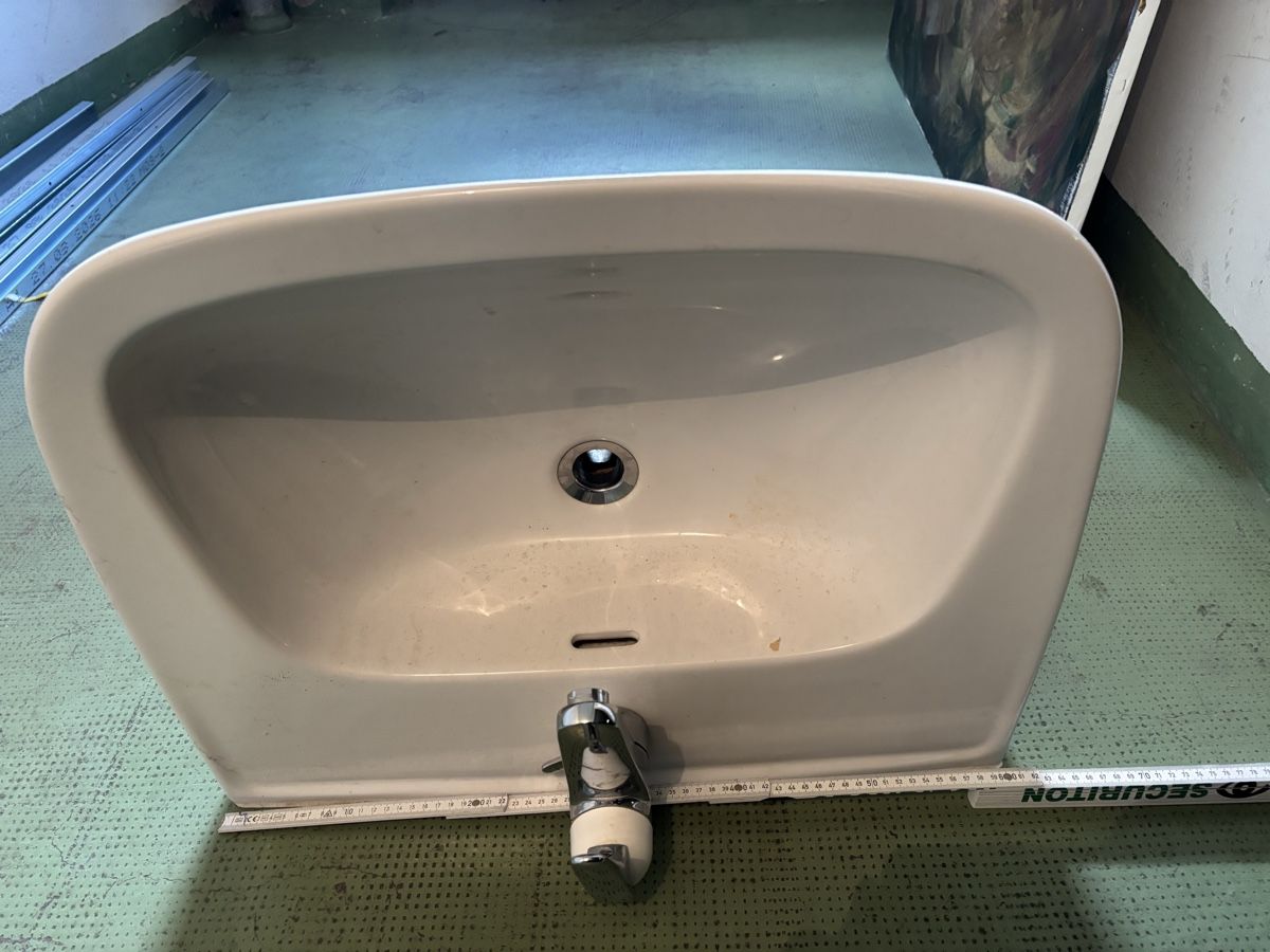 Spülbecken & Waschbecken: Lavabo mit Armatur – Gebraucht aus Basel von Lance81