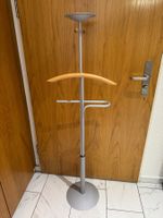 Valet de chambre sur pied en métal, occasion, gris