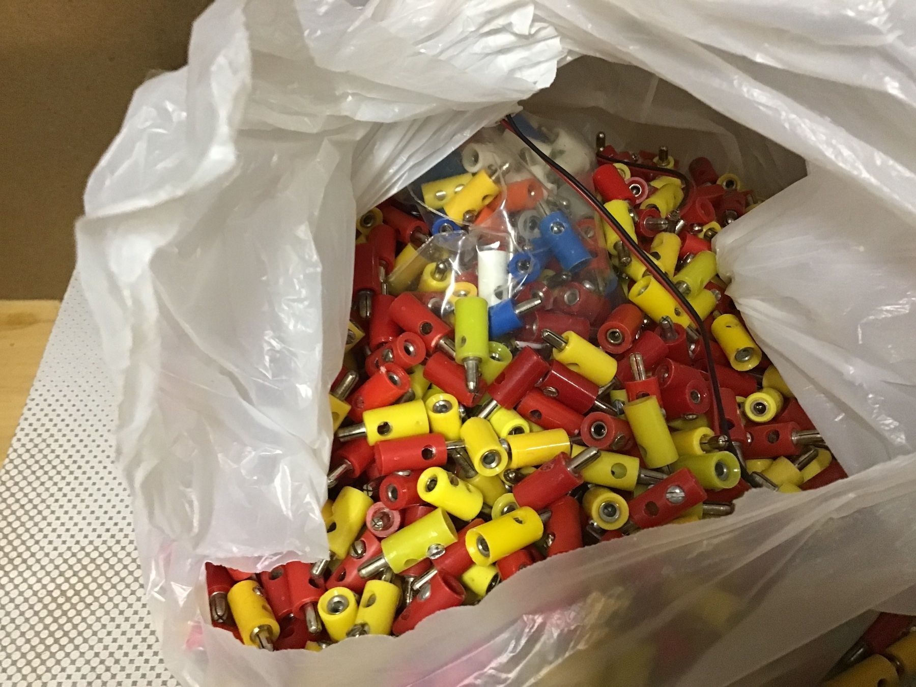 Modellini di ferrovie: Modellbahn Elektrik Sortiment Kabel Stecker ANZAHL CA.600 – Usato da Männedorf venduto da Modellbau-wyss 1