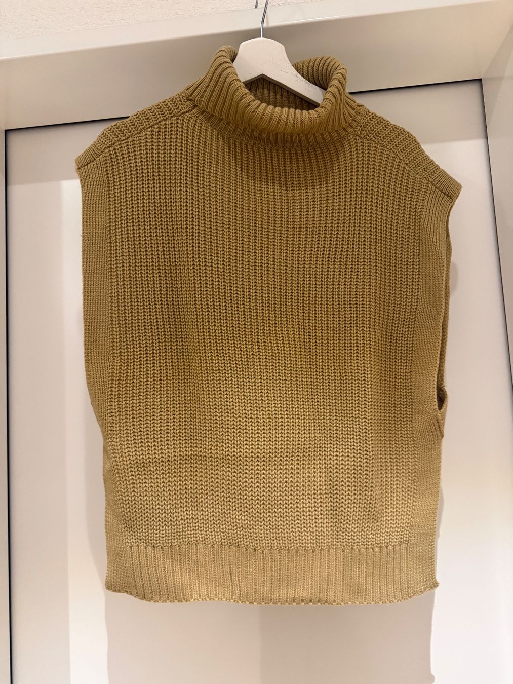 Gilets & Westen: Strickweste beige mit Rollkragen – Neu (gemäss Beschreibung) aus Illnau von Bigmama14