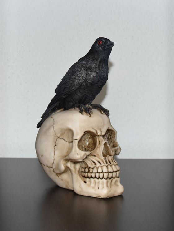 Statuette: Totenkopf mit Rabe – Nuovo e nell'imballaggio originale da Menziken venduto da mrpaedu