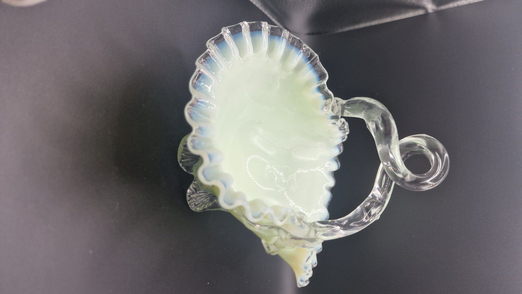 Bicchieri: Uranglas Hochzeitskörbchen aus  Stevens + Williams – Usato da Widnau venduto da TheOldLighters