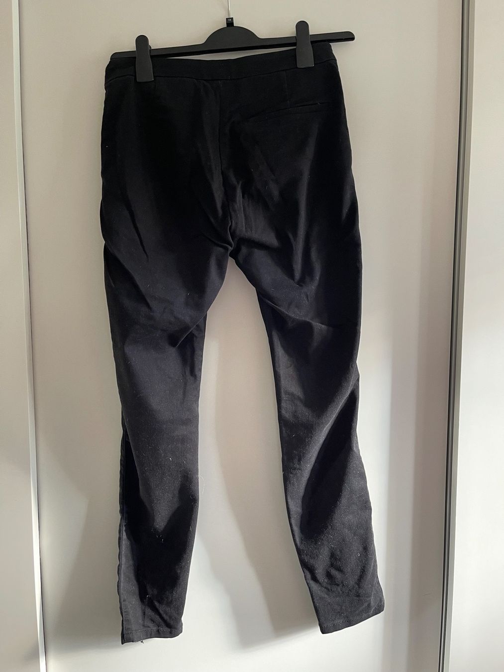 H&M Pantaloni: Pantalon noir H&M – Usato da Sion venduto da edelweissse 1