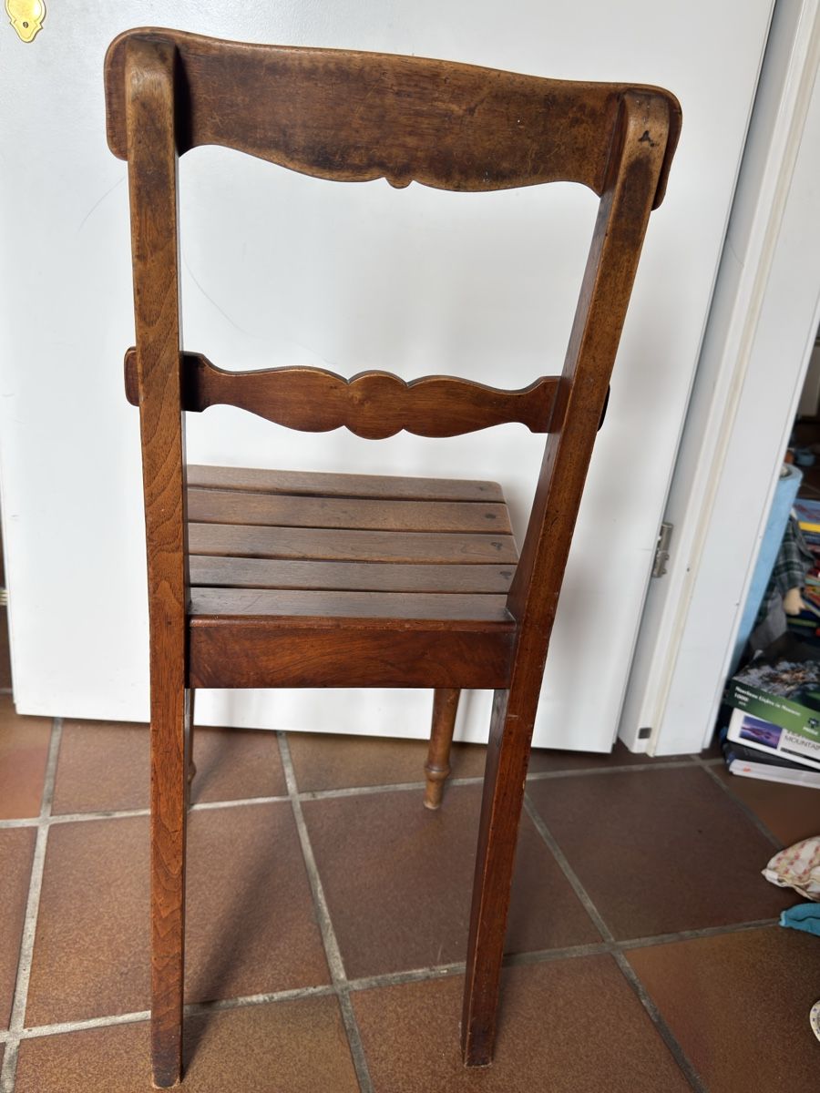 Chaises: Alter Holzstuhl – D'occasion à Hombrechtikon par Froeschli9 2