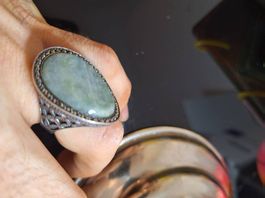 grüner Silber-Ring mit Achat, umrandet von Marquesitten