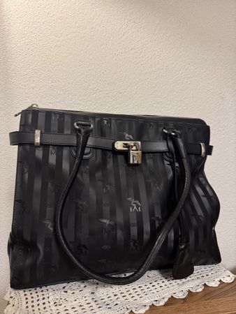 Maison Mollerus Damen Handtasche Schwarz – mit Schloss & Sch