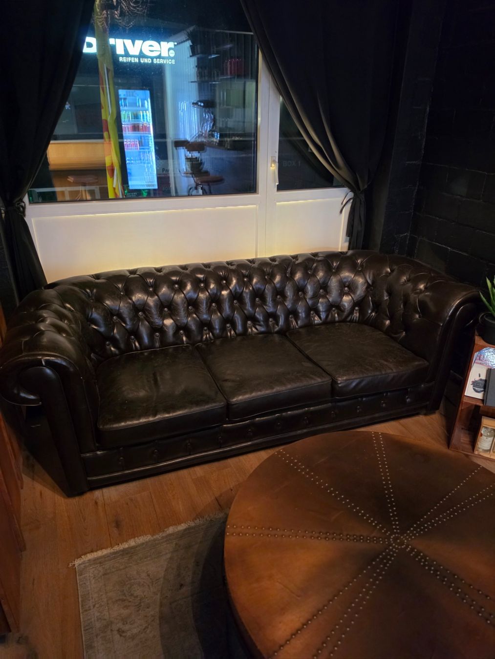 Sofas: Sofa Chesterfield braun 3-Sitzer gebraucht mit Schrammen. – Gebraucht aus Rümlang von alb_528d