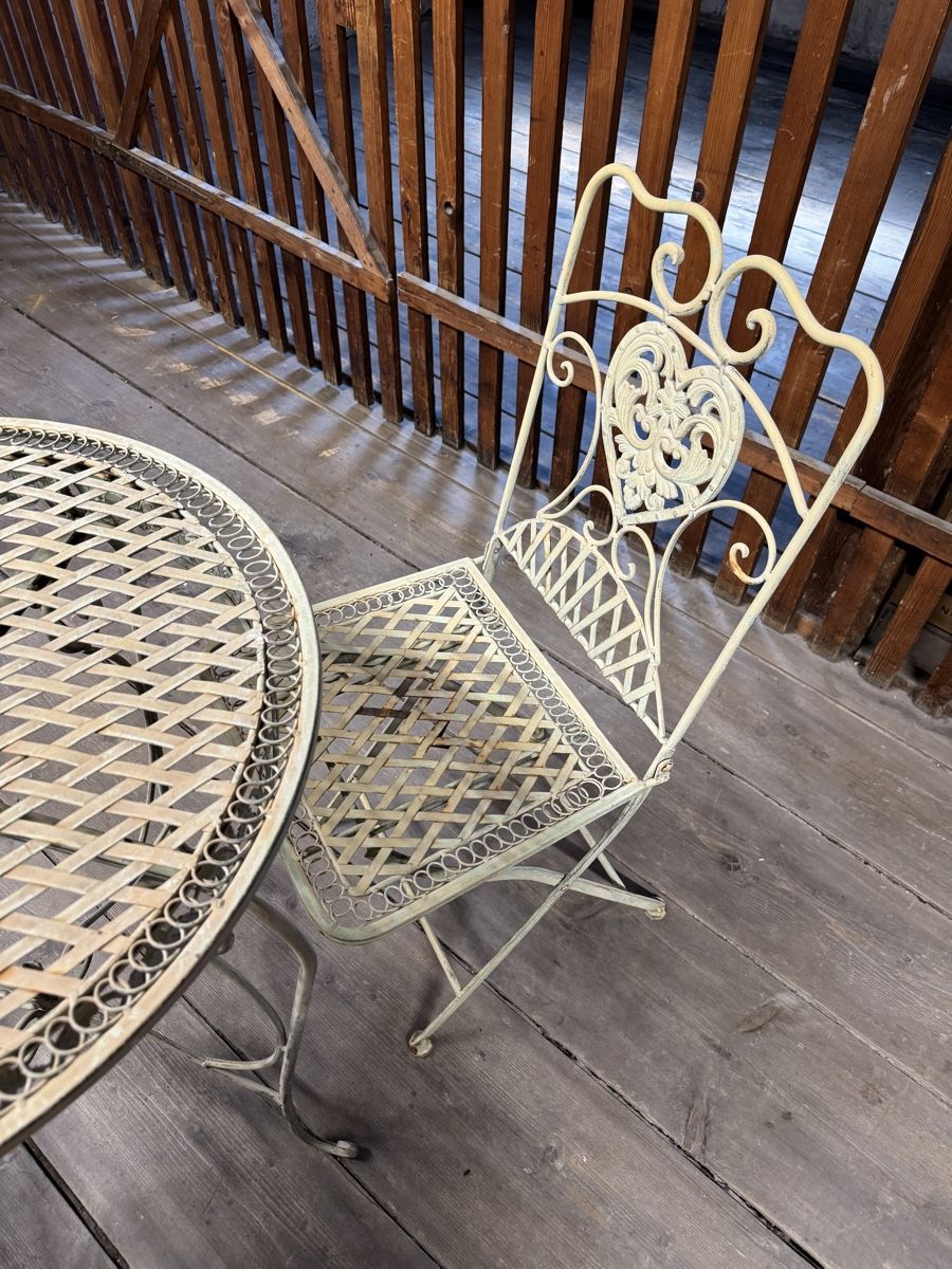 Set di tavolo e panche: Vintage Gartenmöbel Set - Bistrotisch mit 2 Klappstühlen – Usato da Basel venduto da domu.xyz 3