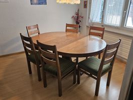 Massivholztisch und Stühle