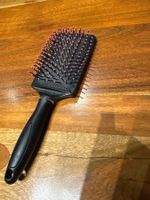 grosse schwarze Haarbürste -  für glänzendes Winterhaar!