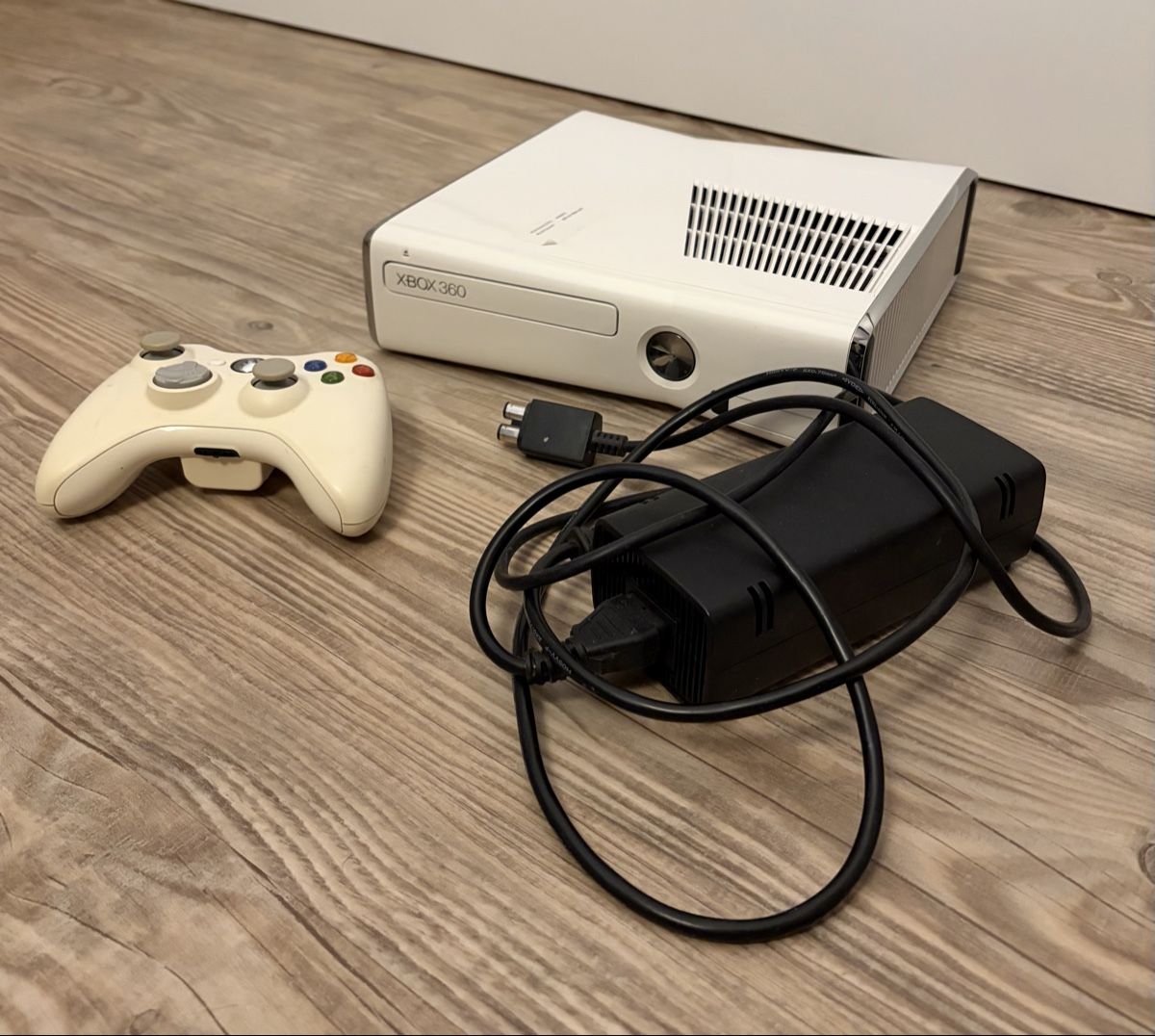 Microsoft Konsolen: Xbox 360 Konsole mit Controller und Netzteil – Gebraucht aus Stallikon von van_6jsx